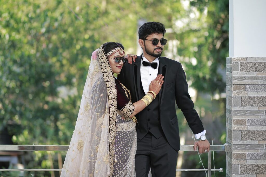 Incorporating Sunglasses into Wedding Photos